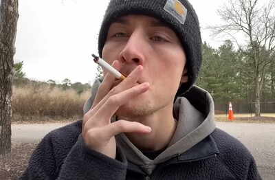 Лечение зависимости от табакокурения в Белой Калитве Мужчина с сигаретой делает затяжку