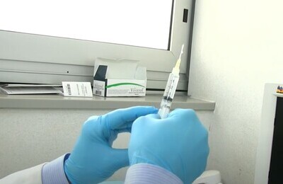 Проведение кодирования Вивитролом в Белой Калитве Шприц с Вивитролом в руках у врача